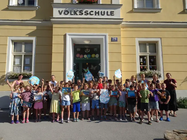 Ein gelungenes Projekt mit nachhaltiger Wirkung: Direktorin Barbara Hieß, Bürgermeisterin Bernadette Geieregger, Gemeinderätin Verena Stuchetz, Sarah Leischner (Landschaftspflegeverein für den Naturpark Föhrenberge) und die Schüler:innen der Naturpark-Schule Kaltenleutgeben freuen sich über den erfolgreichen Abschluss des Gewässerprojekts. 
 | Foto: LPV/S. Leischner