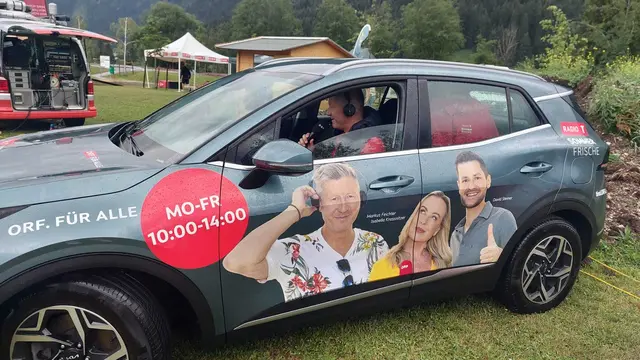 Wetterbedingt musste Markus Feichter anfangs aus dem Auto heraus moderieren. | Foto: Radio Tirol/Patricia Graeff