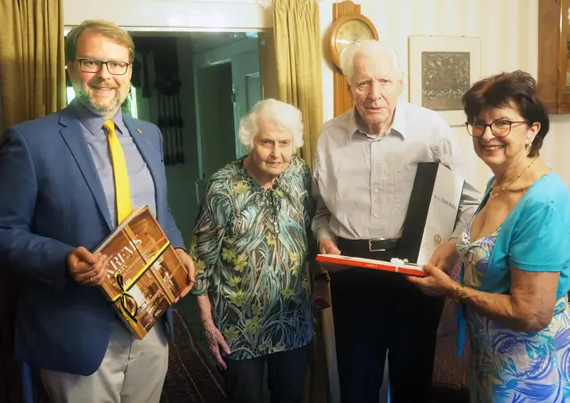 Vizebürgermeister Florian Kamleitner, Jubilar Heinz Schätz mit Gattin Maria sowie Gemeinderätin Christa Eberl. | Foto: Stadt Krems