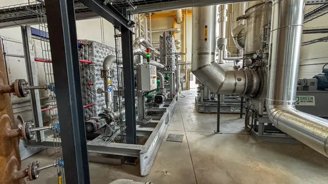 "Das CO₂, welches beim Heizen bei der Hackschnitzel-Anlage entseht, wird gesammelt, gewaschen und tagsüber hier eingebunden wird, denn die Pflanzen brauchen das CO2 zum Wachsen", eklärt Klimastadtrat Jürgen Czernohorszky (SPÖ). | Foto: Andreas Pölzl/MeinBezirk