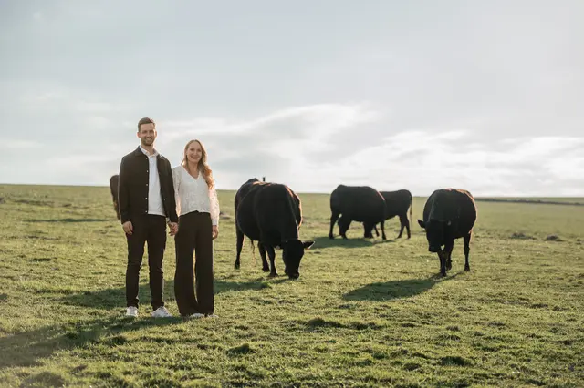 Unter dem Namen "Inn-Wagyu" starteten der Rainbacher Niklas Goldberger und Partnerin Miriam Zauner eine Wagyu-Rinderzucht. | Foto: Lumos Porträt