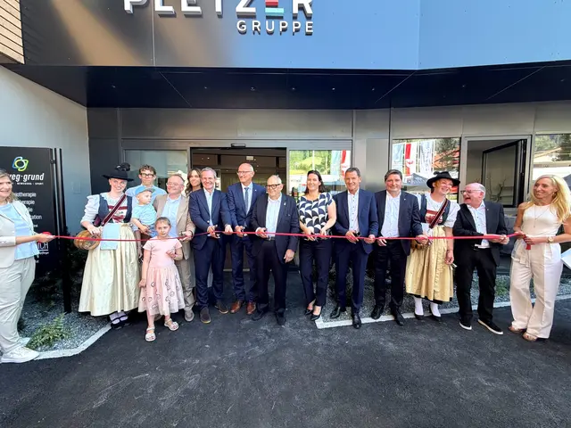 Anton Pletzer jun., Anton Pletzer und Manfred Pletzer freuen sich mit LH Anton Mattle, WK-Präsidentin Barbara Thaler, Bgm. Paul Sieberer und Pfarrer Theo Mairhofer über das neue, architektonische Highlight im Ortszentrum von Hopfgarten. | Foto: platzermedia