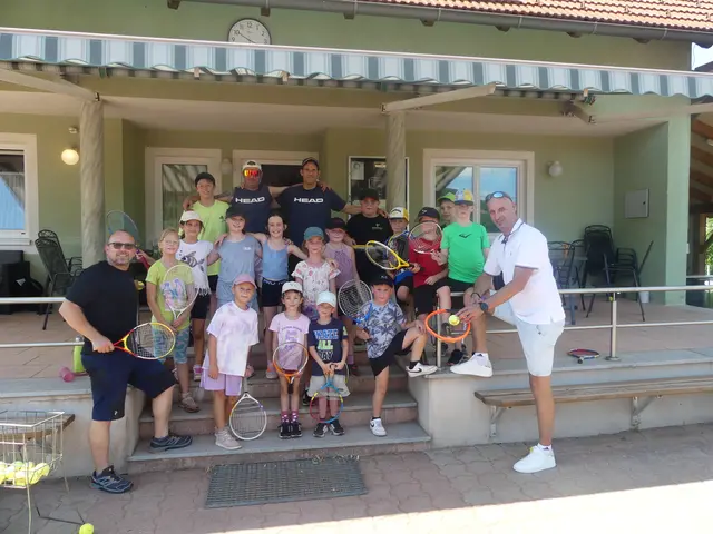 Mit viel Begeisterung probierten die Kinder beim Ferienspiel des Tennisvereins verschiedene Übungen aus und sammelten erste Erfahrungen mit Schläger und Ball. | Foto: GM Hofstetten- Grünau