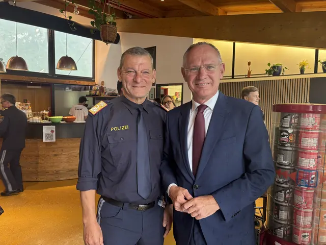 Innenminister Gerhard Karner, Landespolizeidirektor Helmut Tomac (r.). | Foto: Perktold