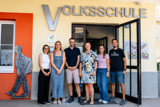 Das Team des Elternvereins Lasberg bedankte sich beim langjährigen Direktor (von links): Yvonne Reidinger, Julia Maureder, Tobias Grabner, Andrea Maureder, Katrin Lindner und Lukas Böttcher. | Foto: Lisa Ziegler