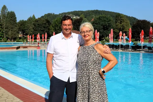 Gudrun Windisch bietet Gratis-Schwimmkurse im Schlossbad an, sehr zur Freude von Bgm. Jochen Bocksruker | Foto: SPÖ Bärnbach