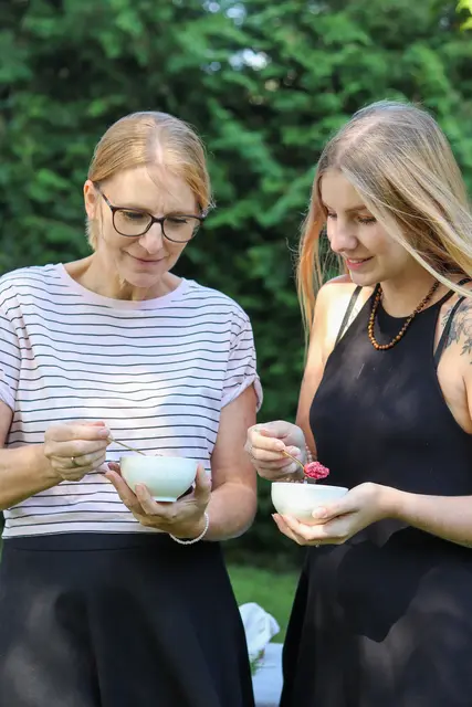 Mutter und Tochter verkosten ihre Produkte. | Foto: Enthammer