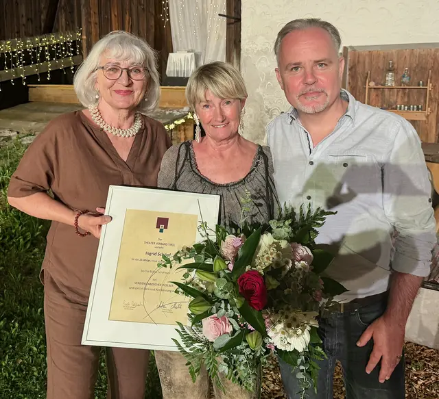 Landesobfrau Beate Palfrader, Ingrid Schöpf und Bezirksobmann Hartwig Ladner. | Foto: SEE.THEATER
