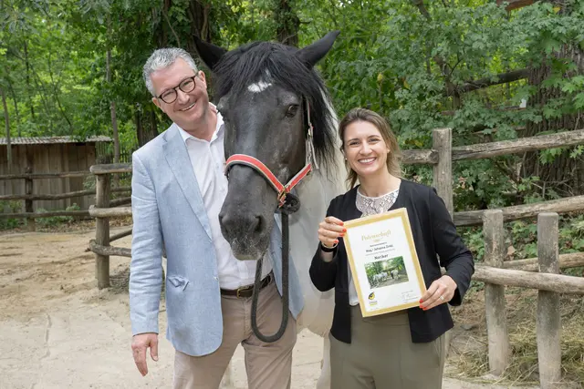 Bezirksvorsteherin Johanna Zinkl (r.) mit Tiergartendirektor Stephan Hering-Hagenbeck. | Foto: Daniel Zupanc