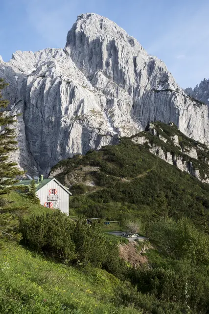 Zwei britische Alpinisten wurden am Dienstag in Kirchdorf auf der Klettertour "Stripsenzahn", die vom Stripsenjochhaus ausgeht, von einem Unwetter überrascht und mussten per Hubschrauber geborgen werden. | Foto: smarterpix/bernjuer