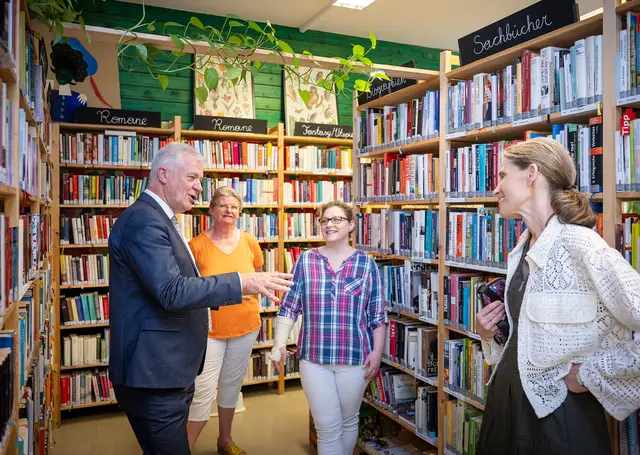 LR Anton Kasser im Gespräch mit Bibliothekarinnen | Foto: NLK/Pfeffer