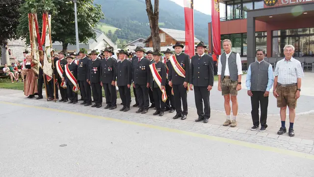 Die Kameradschaft Niedernsill und die Ehrengäste (Pater Ananda, Bgm. Brennsteiner, Landespräsident Hillerzeder und Ortsobmann Höllwerth 2. bis 5. v. r. n. l.)  | Foto: Elisabeth Lechner