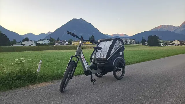 Die Regionalentwicklung Außerfern (REA) setzt auf nachhaltige Mobilität: Seit Kurzem steht dem Team ein E-Lastenrad für Dienstfahrten zur Verfügung.  | Foto: REA