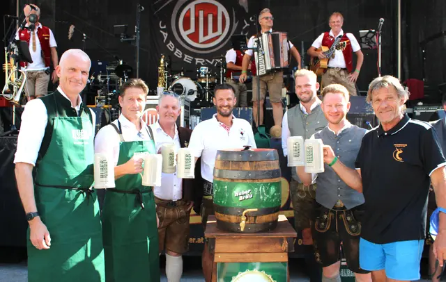 Fassanstich durch Bgm. Stefan Seiwald (2. v. li.) mit der Brauerei Huber. | Foto: Jaggas'n Verein