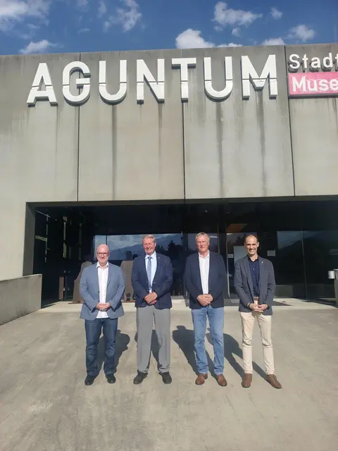 Andreas Rudigier, Direktor der Tiroler Landesmuseen, mit dem scheidenden Vereinsobmann des Curatoriums pro Agunto, Leo Gomig, und seinem Nachfolger Josef Mair mit Stellvertreter Martin Fasching (v. li.). | Foto: Verein Curatorium pro Agunto