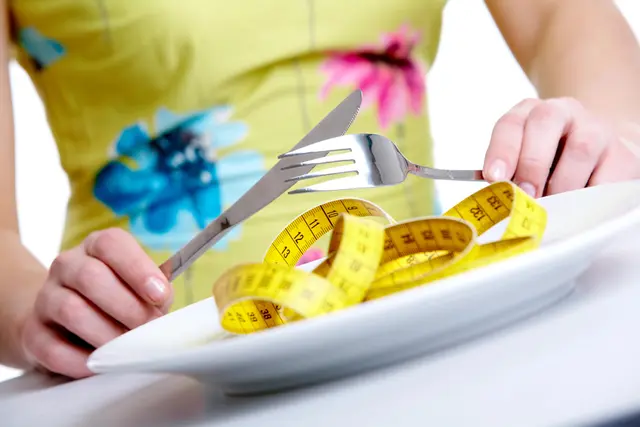 Ohne Ernährungsumstellung oder regelmäßige Bewegung sind alle Werbeversprechen nutzlos.  | Foto: Smarterpix/pressmaster