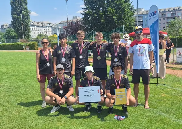 Das Team freut sich über Silber