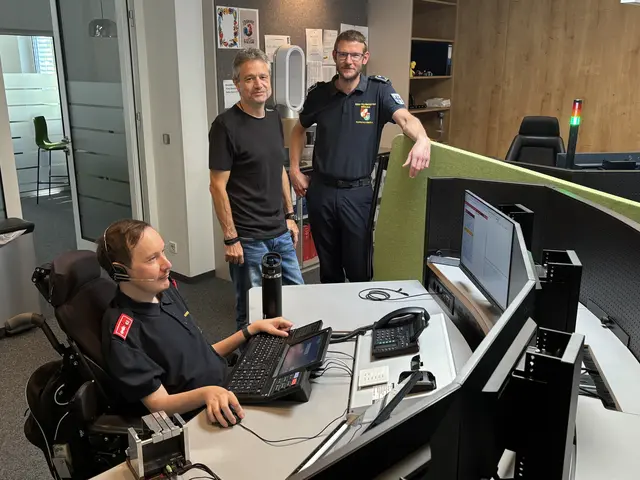 Feuerwehrkommandant Werner Hauser mit den Disponenten Florian Eder (l.) und Florian Ropez-Karner. | Foto: Hirss