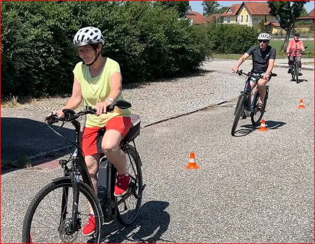 Der Seniorenbund Dorf an der Pram veranstaltete ein E-Bike-Sicherheitstraining – neben dem Auffrischen der Verkehrsregeln gab es viele praktische Tipps fürs Fahren mit E-Bike. | Foto: Seniorenbund Dorf / Pram
