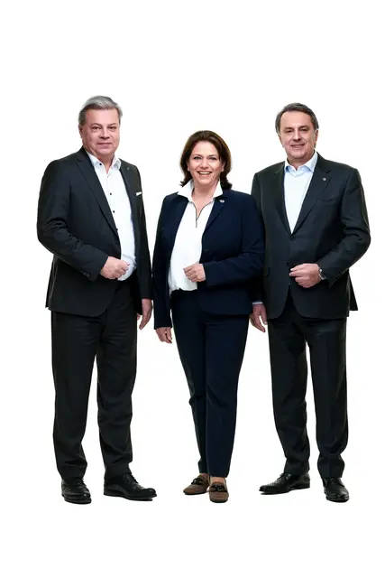 v.l.n.r.: Abgeordneter zum Nationalrat WBNÖ Direktor Harald Servus, Bezirksgruppenobfrau in Gmünd Doris Schreiber und WKNÖ Präsident WBNÖ Landesgruppenobmann Wolfgang Ecker über die Senkung der Lohnnebenkosten. | Foto: WBNOE/Monihart
