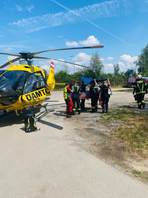 In St. Andrä-Wördern kam es zu einem Unfall mit verletzer Person mit Boot im Hafen. | Foto: Feuerwehr St. Andrä-Wördern