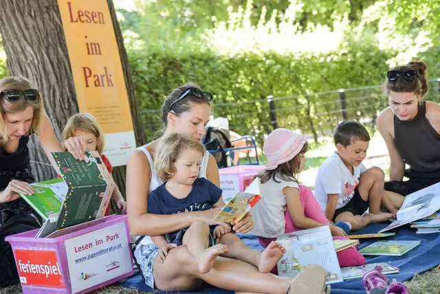 Mit der kostenlosen Aktion "Lesen im Park" soll Kindern der Spaß am Lesen vermittelt werden. | Foto: Institut für Jugendliteratur