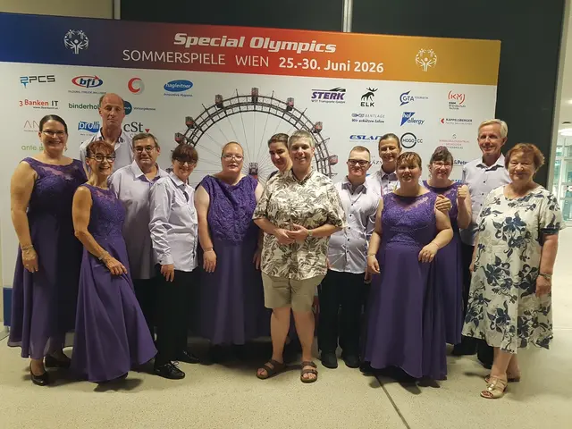 Der Bezirk gratuliert den Sportlerinnen und Sportlern der Special Olympics. Am Bild: Die stellvertretende Obfrau Maria Ullmann im Kreis der erfolgreichen Sportlerinnen und Sportler mit Bezirksrätin Isabella Kaiser (SPÖ, Bildmitte) und Bezirksrätin Christine Vadura (FPÖ, rechts). | Foto: BV 21
