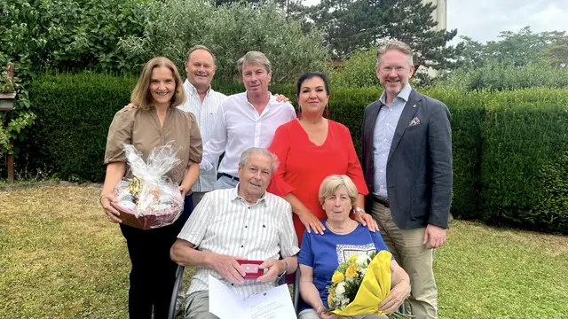Helene und Josef Geyersberg mit Stadträtin Eva Lotz, Bürgermeister Thomas Ram, Sohn Werner und Schwiegertochter Gaby sowie Bezirkshauptmann Michael Engel. | Foto: Stadtgemeinde Fischamend