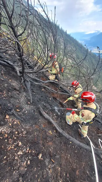 Brandbekämpfung vor Ort. Mit dem Hubschrauber wurden die Feuerwehrleute zur Brandstelle geflogen. | Foto: Feuerwehr Wildermieming