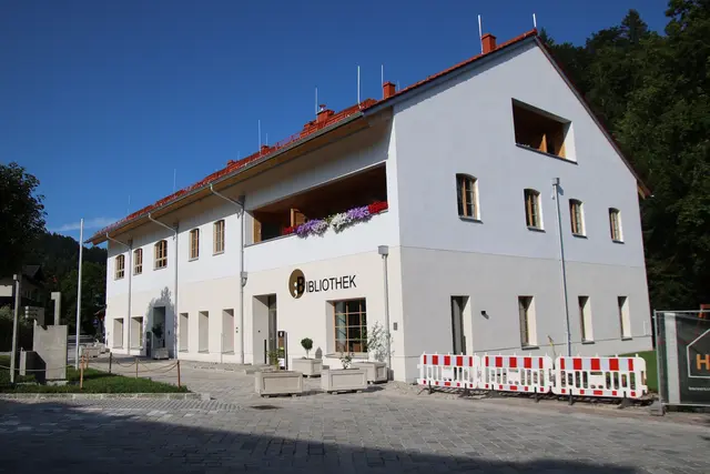 Das historische Schaberhaus wurde umgebaut und beherbergt Kindergarten, Bibliothek sowie auch Wohnungen für Senioren.