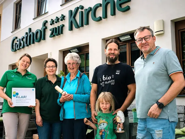 Nicole Neuninger (KLAR! Managerin), Silvia Schrammel (Gasthof zur Kirche), Eva Lackner (Stammgast und Patin des Landschaftselements), Wolfgang Vogl mit Tochter Annika Vogl (Bio-Landwirt), Franz Schrammel (Gasthof zur Kirche) (v.l.). | Foto: Wolfgang Vogl sen.