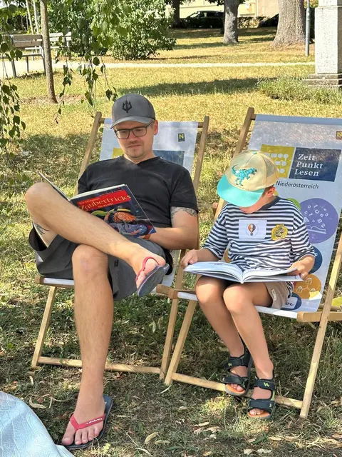 Bei strahlendem Sonnenschein lud die Stadtbibliothek Mistelbach zum Lesepicknick im Stadtpark ein. | Foto: Stadtgemeinde Mistelbach