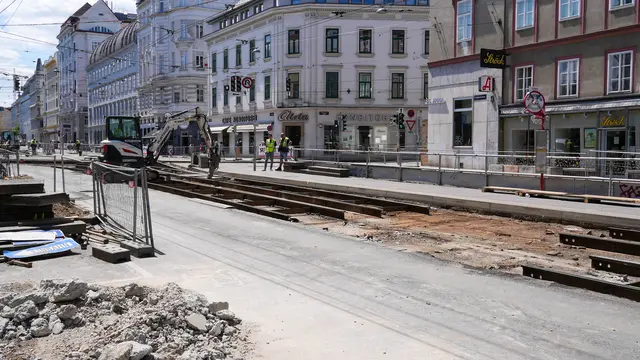Die Arbeiten an der Kreuzung Währinger Straße, Spitalgasse und Nußdorfer Straße legten das Bim-Netz lahm.  | Foto: Andreas Pölzl/MeinBezirk