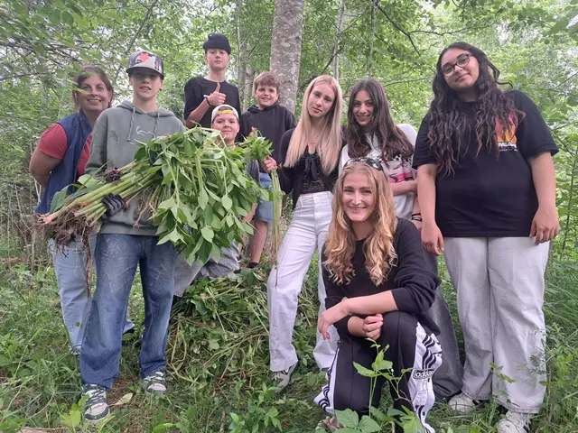 Schülerinnen und Schüler der Mittelschule Untermarkt Reutte engagieren sich für die heimische Artenvielfalt. | Foto: KLAR! Außerfern