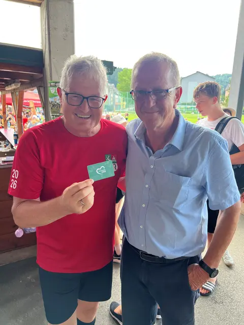 Peter Garber (r.) nahm seine Steiermark-Card bei der 80-Jahr-Feier der Mittelschule Wies entgegen.