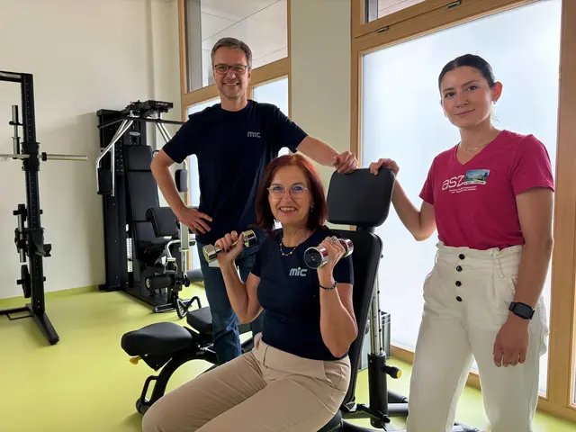Alfred Hiebl, CEO von MIC, Sandra Agoston vom ASZ (Zentrum für Arbeitsgesundheit und -sicherheit), Margit Klima-Bencic, HR Director bei MIC. | Foto: MIC