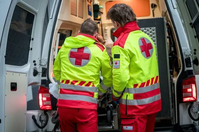 Der Radfahrer musste mit Verletzungen unbestimmten Grades von der Rettung ins Krankenhaus Wolfsberg gebracht werden (Symbolfoto) | Foto: Bernhard Knaus