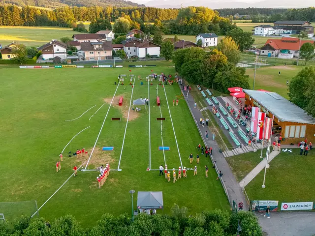 An zwei Hindernisbahnen und bei einem Staffellauf mit verschiedensten Aufgaben konnten die jungen Feuerwehrlerinnen und Feuerwehrler ihr Können und ihren Teamgeist unter Beweis stellen. | Foto: Jakob Hohmann