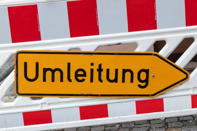 Die B2 im Waldviertel bleibt bis spätestens 22. August gesperrt. Eine Umleitung ist eingerichtet. (Symbolbild) | Foto: stock.adobe.com/at/Fabian Ibelherr