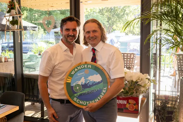 Dr. Gregor Rudelsdorfer und Dr. D’Ambros-Canzin bei der feierlichen Übergabe der Wanderschützentafel. | Foto: Faistauer Photography