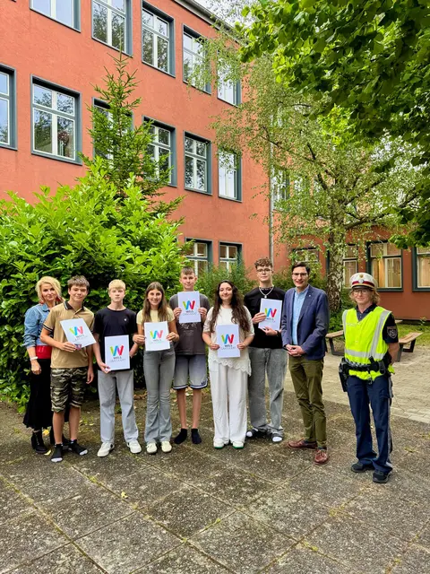 Mobilitätsstadtrat Stefan Ganzert (2.v.r.) durfte sechs Schülerlotsen aus der Welser Mittelschule 6 für ihr Engagement ehren. | Foto: Stadt Wels