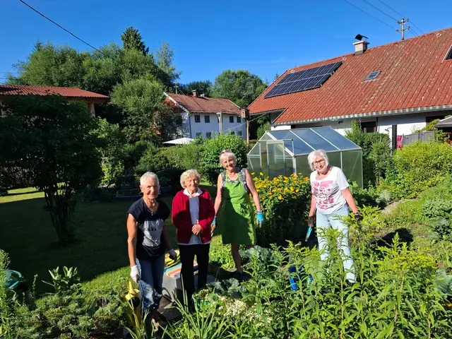 Ludmilla Grabner wendete sich an die Zeitbank als Helfer in der Not. Im Bild von links: Anna Kogler, Ludmilla Grabner, Inge Angelberger und Karin Meier. | Foto: Siegrid Pammer/Zeitbank