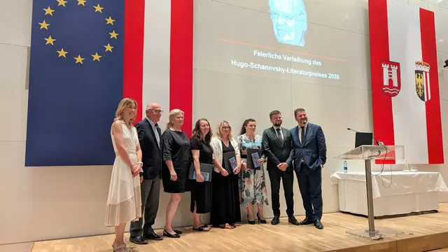 Elma Pandžić (3. v. r.) nimmt den Hugo-Schanovsky-Preis entgegen.  | Foto: Ramić/Stockhammer