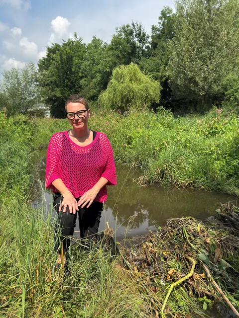 Umweltstadträtin Eva Schobesberger (Grüne) am Sammelgerinne bei einem Damm im Linzer Stadtgebiet. 

 | Foto: Stadt Linz