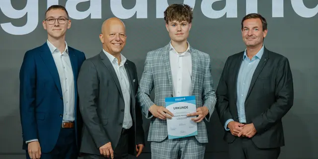 Von links: Luca Seidlmann (Vorsitzender des Jugendvertrauensrates der Sparkasse OÖ), Martin Punzenberger (Vorstandsdirektor der Sparkasse OÖ), Lehrling Sebastian Mühlberger und Thomas Lettner (Marktbereichsleiter Wels und OÖ Süd der Sparkasse OÖ). | Foto: Sparkasse OÖ/Ganglberger