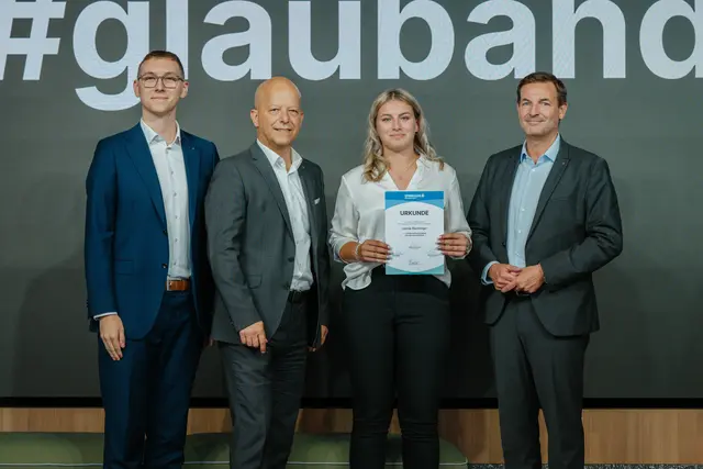Von links: Luca Seidlmann (Vorsitzender des Jugendvertrauensrates der Sparkasse OÖ), Martin Punzenberger (Vorstandsdirektor der Sparkasse OÖ), Lehrling Leonie Rachlinger, Thomas Lettner (Marktbereichsleiter Wels und OÖ Süd der Sparkasse OÖ)

 | Foto: Sparkasse OÖ/T. Ganglberger