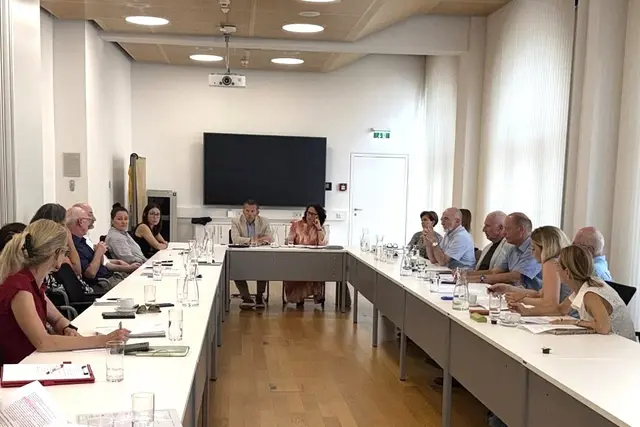 Landesrätin Daniela Gutschi sowie Christian Prucher (Leiter Abteilung 9 - Krankenanstalten und Gesundheitswesen) mit den Teilnehmerinnen und Teilnehmern beim Runden Tisch zur Absicherung der psychiatrischen Versorgung. | Foto: Land Salzburg/Büro Gutschi