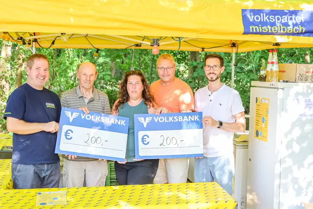 Ein besonderer Höhepunkt des Abends war die Übergabe von zwei Spendenschecks in Höhe von jeweils 200 Euro an die Freiwillige Feuerwehr Gaweinstal sowie den Musikverein Gaweinstal.  | Foto: VP Gaweinstal