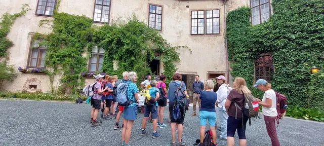 Burgherr Erasmus Almásy begrüßt die Peacewalker:innen. Burg Bernstein ist Mitglied der Schlösserstraße