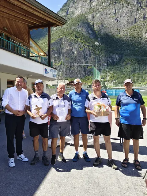 2. Platz ESC Imst: Der ESC Imst konnte sich über den zweiten Platz freuen – im Bild mit dem Zammer Bürgermeister Benedikt Lentsch, welcher den Ehrenschutz übernahm. | Foto: SV Zams Stocksport 